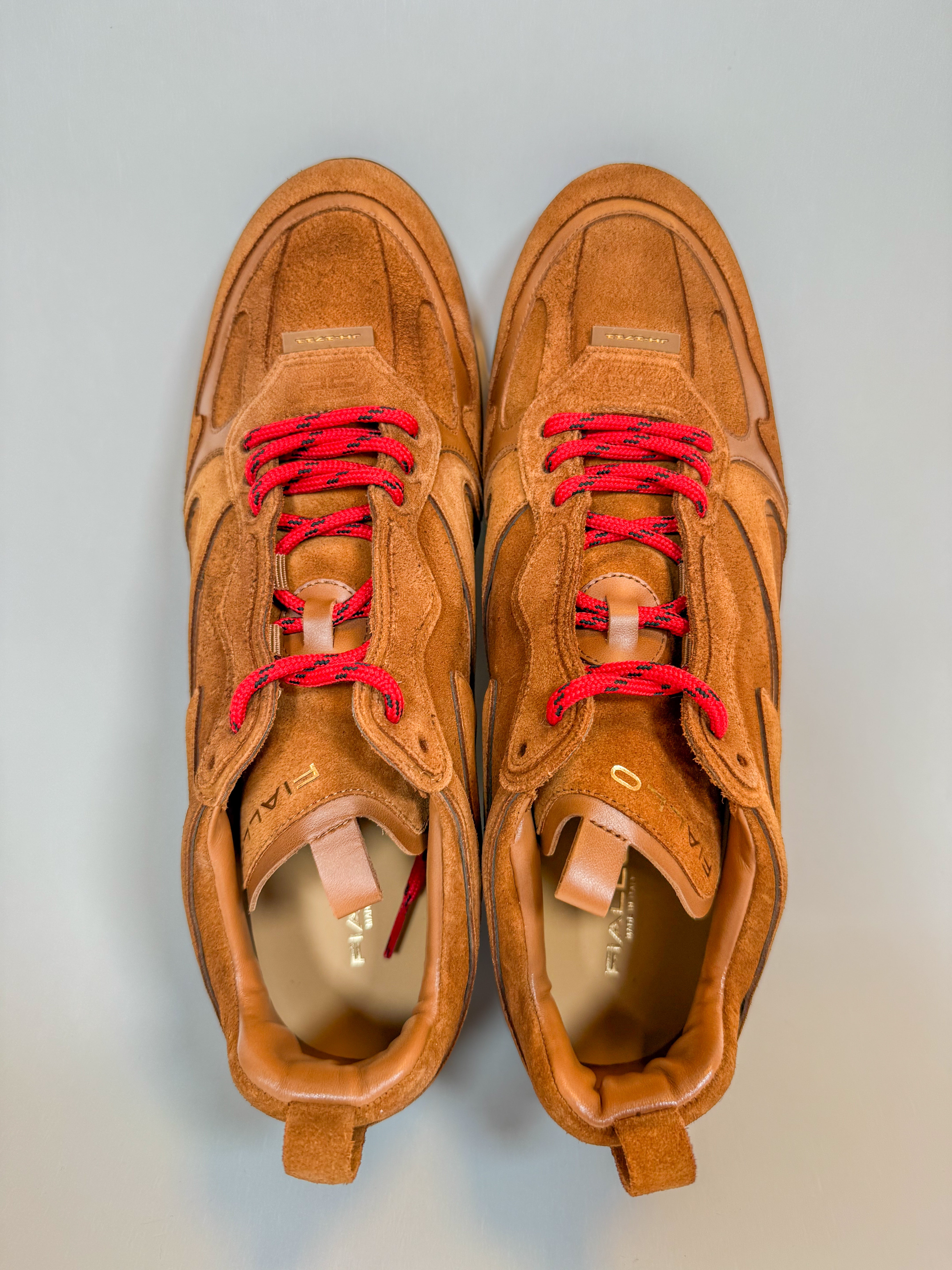 Fiallo suede car shoe, camel with red laces top