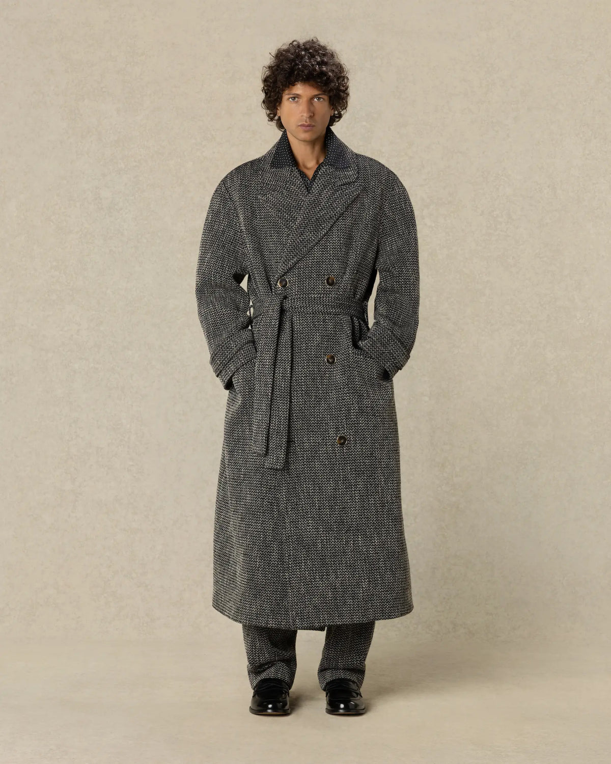 Drôle de Monsieur schwarzer zweireihiger Twill-Mantel mit Gürtel