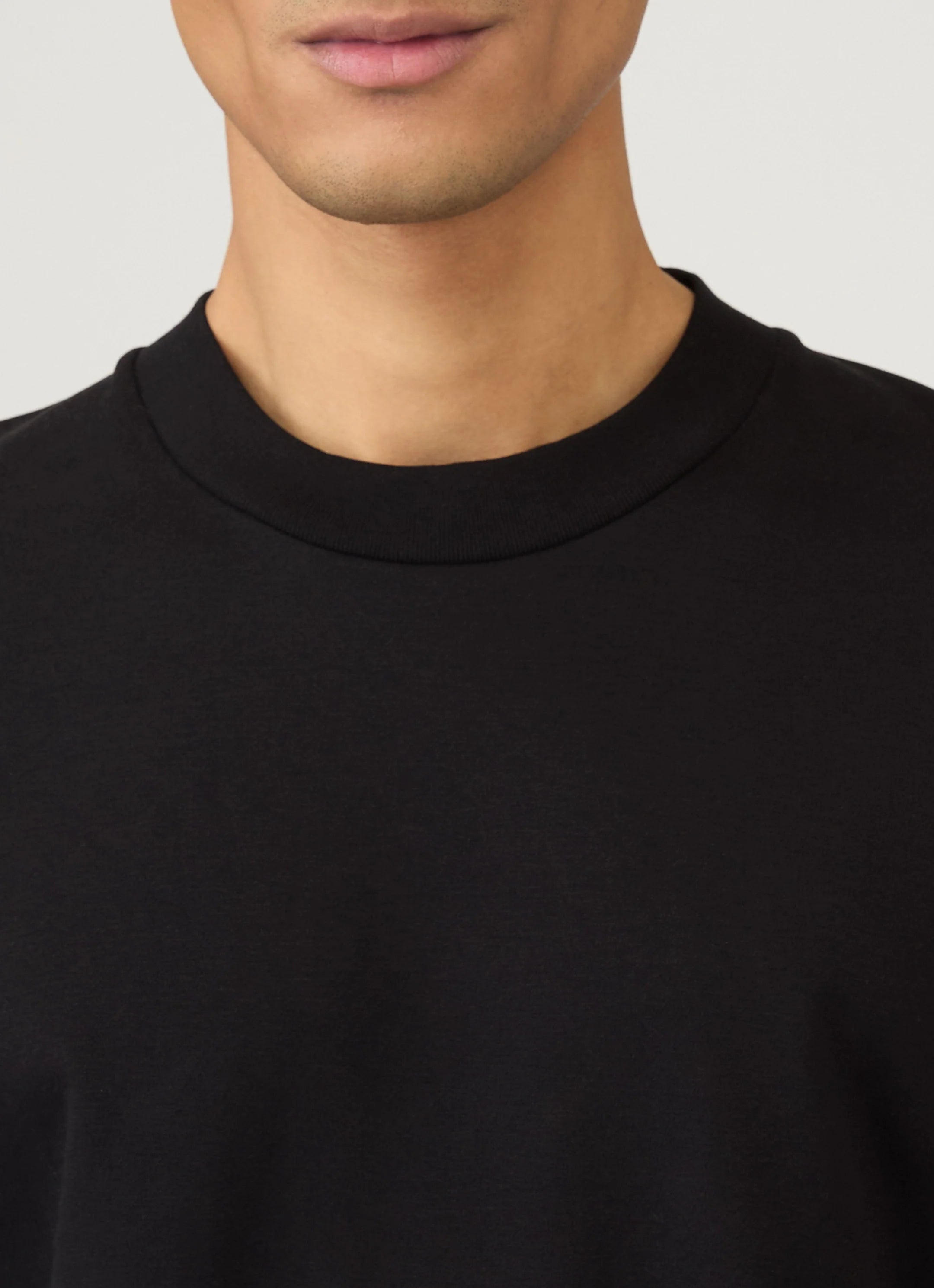 Sunspel Heavy Weight Black T Shirt model detail