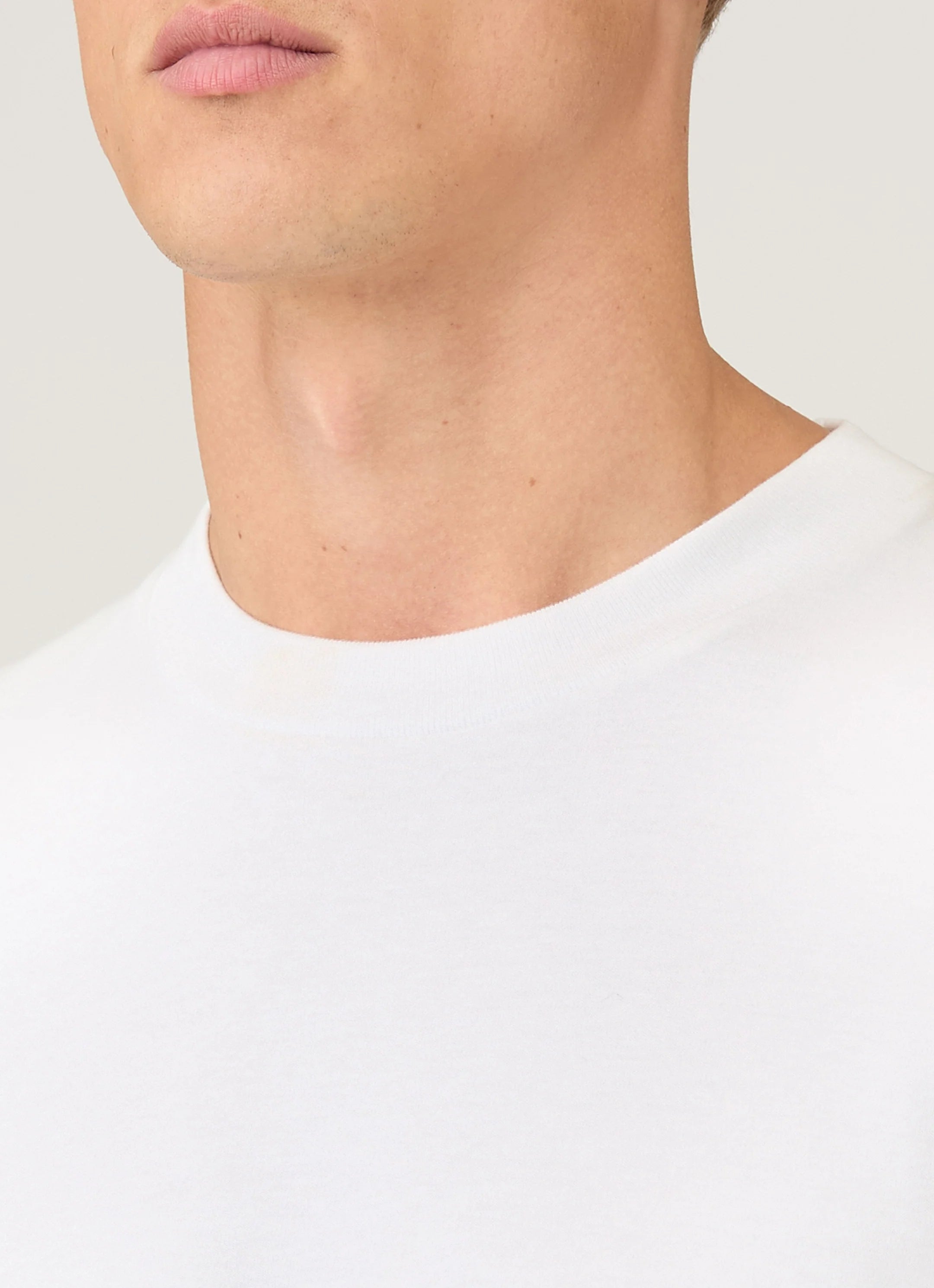 Sunspel Heavy Weight White T Shirt model detail