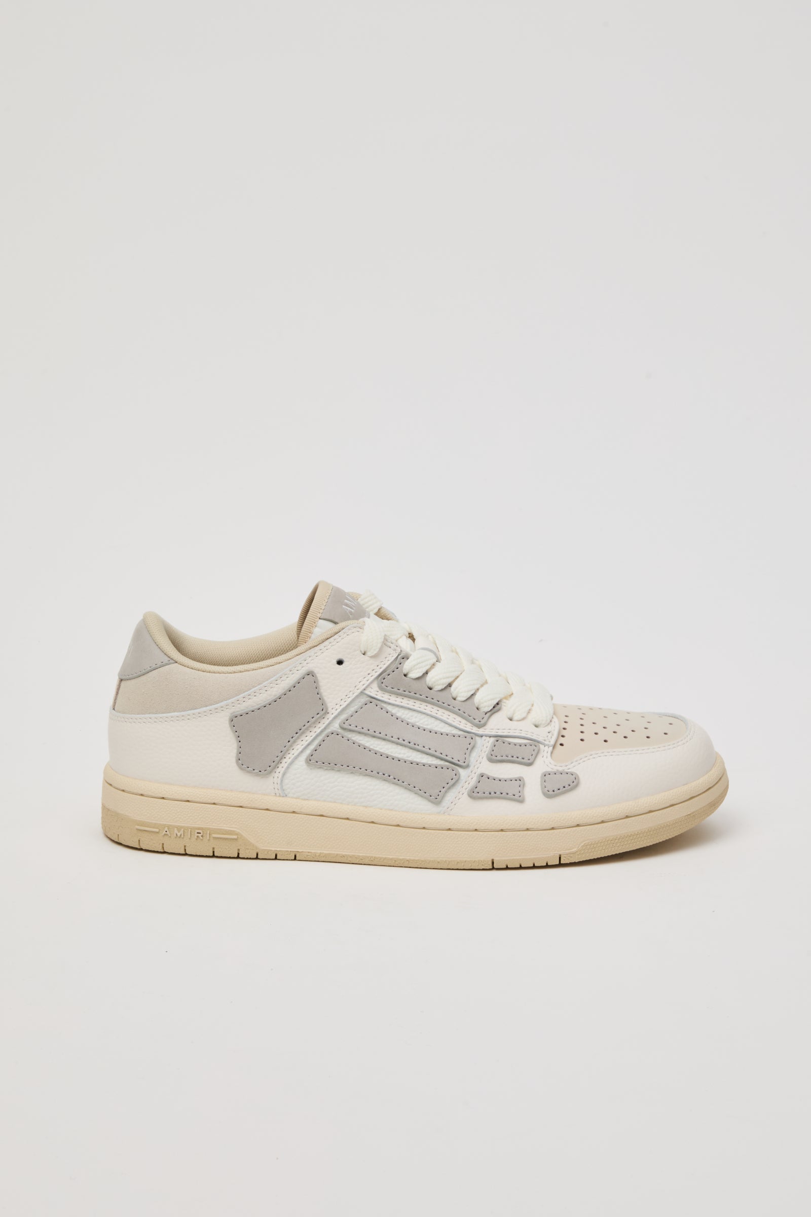 Amiri lyxiga sneakers i vit, beige och grå. med iconiska amiri skelett. vintage look